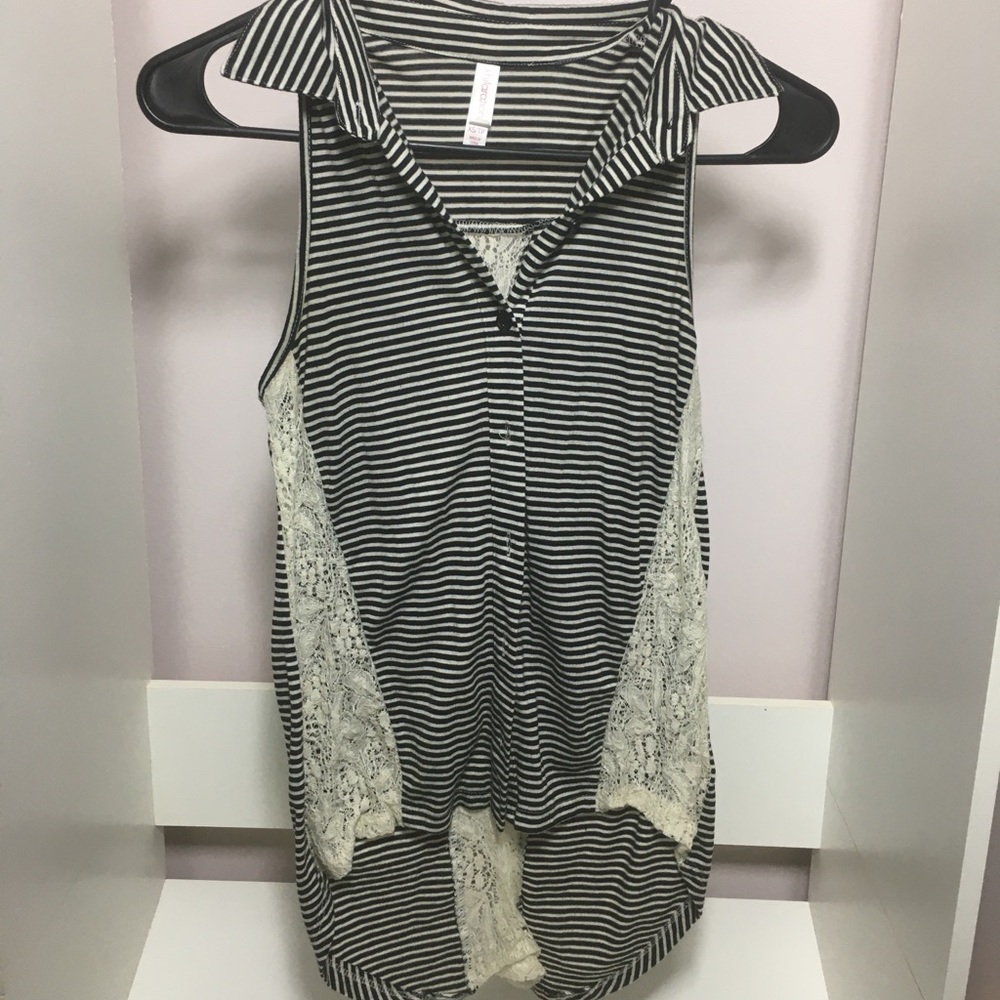 $ 🔽 Lacy striped button up tank women’s XS
